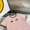 Kvinnor tshirt miumiuss tshirt designer lyx kvinnor tshirt springsummer ny mode kontrast färg rund nacke topp smal passform mångsidig bokstav omfamning2d