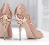 Klänningskor 2024 Spring Summer Est Point Toe Pumpar Metal Decoration Heel Wedding High Satin Silk Stiletto