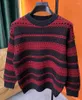 Chandails masculins Design avancé Hollow Out Fashion Stripe Sweater Round Nou Automne / hiver Personnalités de tendance décontractée personnalisée Pilluche tricotée