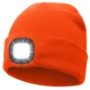 Basker USB laddningsbar unisex stickad hatt med ljus 4 led beanie hands gratis strålkastarkapsel gåva för män kvinnor tonåringar gåvor pappa