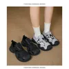 Chaussures décontractées Sneakers féminins 2024 Plateforme plate à plat de printemps Fashion Hollow Out Designer Running Walk Tenis Mountain Student