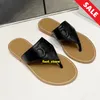 Projektant Sandały dla damskich damskich mody luksusowe sandale claquette 2024 Pokój na zewnątrz slajdy letnie buty plażowe muły klapki klapki