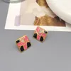 Stud -oorbellen Europese en Amerikaanse retro geometrisch rooster ingelegd zirkoon roze emailglazuur voor vrouwen stijlvol compact