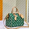 폭발 새로운 여성용 활주로 속도 Y P9 Bandoulier E 25 M24423 Green Soft Calfskin 메인 구획 자물쇠 이름 태그 키 벨 프린트 내부 ZIPPED POCKEN DESIGNER TOP