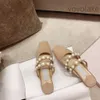 Zomer nieuwe parel slippers middelste hiel open teen strass sandalen sandalen sprookje dikke hiel platte riem damesschoenen