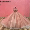 Pink Illusion Crystal Beading Ball Gown Quinceanera klänningar från axelguldapplikationerna spetskorsett vestidos de 15 anos