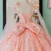 Pink Shiny Off the Shoulder Quinceanera Dress Ball Gown Lace Applique Pärlagad med Cape Corset Sweet 16 Vestido de 15 Anos