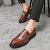 Scarpe eleganti in stile lefu uomini puntati Internet in edizione coreana rossa corena fibbia di moda di alta qualità marrone dimensione 38-44