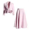 Abito da due pezzi 2024 Stitch a v-scollo a V Spring cappotto corto rosa tridimensionale e gonna a vita alta piegata set a due pezzi per le donne