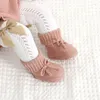 Första vandrare 0-18m baby flickor pojkar skor mode ren färg handgjorda stickade födda infantil crib golv strumpor mjuka botten tossor