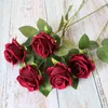 Fleurs décoratives artificielles avec des roses pour la Saint-Valentin