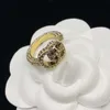 Dafu Classic Letter Ring avec un sens haut de gamme de style polyvalent et un tempérament explosif.Anneau d'ouverture de lettre de diamant complète de luxe avec style rétro