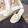 Berühmte stilvolle Sandalen Designerinnen Frauen Pantoffeln Beige schwarze Kamelien Blume Gummi Kausaler Slipper Designer Luxus Mode Pool Beach Tanga Slides