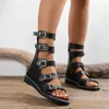 Sandalen 2024 Post Zipper Sandalen Flat Open Beach Casual Hollow Sandals Roman Leg Buckle Fashion Gladiator Lederen schoenen zomer J240416