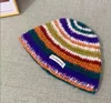 Weitkrempeln Hats Herbst und Winter Regenbogen Designer Eimer Hut Frauen Mütze Urlaubsdatum Brief Stickerei handgemachtes Strick Casquette Fashio Dhixl