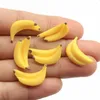 Fleurs décoratives 50 / 100pcs Dollhouse Bananas Simulation miniature Fairy Garden Fruit Banana Modèle Jouet pour la maison de la maison de poupée