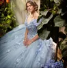 Suknia balowa nieba błękitna księżniczka V-Neck quinceanera ubiera się od ramion 3D Kwiki kwiatowe koronkowe vestido de 15 anos sweet 16