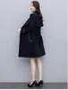 Trench Trench Trench Coats Women Fashion Angleterre Middle Long Coat Double Breasted Trench Coat Noble et atmosphérique surdimensionné 3xl 4xl Veste Veste pour Lady