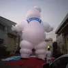 송풍기 거대 팽창 식 체재 Puft Marshmallow Man (Ghostbusters)이있는 도매 10mh (33ft)는 할로윈 장식을 위해 2 손에 광고 슬로건 배너를 가진 마시멜로 맨 (Ghostbusters)