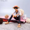 Action Toy Figures 12cm Caractère d'anime intégré Luffy Assis en position Caractère Action PVC Modèle Collection Statue Doll Tout Toy Average Gift Y240415