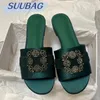 Lady Pantoffers kostenloser Versand mit Schuhkarton Sommer außerhalb von Strassquadrat Button Mode Flach Satin komfortabler Reise Holiday Strand Einszeilige Sandalen