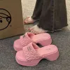 Pequeno chinês chinês pequeno Barbie chinelos rosa feminino outono use novo fundo grosso de alta qualidade aumenta sandálias de praia de alto fogo 36-41