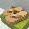 Gummibitätt Flip Flops Kvinnor Sandal Designer Slippers Summer Style Platform Shoes Two Sole EU35-42 med Box 554