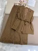 Calças de duas peças femininas Primavera 2024 B C Titada de traje tingueira colete de blazer coletor de perna larga com cintura larga 3 roupas femininas