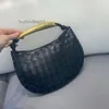 Crossbody Lady Bottgas Venetas 2024 One Sardines Torebka Projektant Torby na ramię wiosenne Nowy połowa kobiet w stylu Księżyc na nadgarstek torebka Laqo