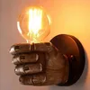 Lampa ścienna 2pcs Retro Prawa ręka żywica pięści z czarnym loftowym zabytkowym żelazem proste poroża