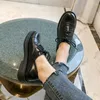 أحذية غير رسمية 2024 مسطحات جلدية مترقعة امرأة من Oxfords Oxfords ثنائية الاتجاه السيدات سميكة Soled Loiders Flatform