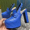 2024 Summer Women Platform Sandales en cuir authentiques Runway Classic Brand Designer Top Quality Candy Couleurs avec décoration de bouton en métal Sandales de robe de créateurs féminins