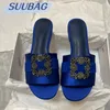 Lady Pantoffers kostenloser Versand mit Schuhkarton Sommer außerhalb von Strassquadrat Button Mode Flach Satin komfortabler Reise Holiday Strand Einszeilige Sandalen