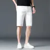 Summer męskie Slim Fit White Black Denim Shorts Lyocell Comfort Fabric cienki rozciąganie krótkie dżinsy Mężczyzna 240416