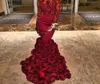 2017 Burgundia Black Girl Evening Sukienka z różą kwiatowe marszczyki Sheer Mermaid Suknia balowa z aplikacjami na wieczorne sukienki z długim rękawem 1582086