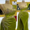 Арабский асо -эби оливковые зеленые элегантные атласные платья по выпускной пропускной способности великолепные кристаллы.
