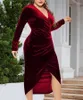 Lässige Kleider Frauen Velvet Kleid Vintage Feste Farbe V-Ausschnitt Langschlitz Saum Party Herbst Winter 2024