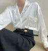 نساء بلوزات حريرية مصممة مُصممة مع رسائل تطريز طويلة الأكمام الطويلة قمصان قمم غير رسمية ملابس أسود أبيض