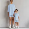Yenilik Küçük Çocuk Bebek Giysileri 2 Parça Takip Seti Büyük Boy Kısa Kollu Pamuk Tshirtleggins Şort Spor Takım 240410