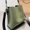 2024 GENEUINE Cuir Bella Tote Sac Designer Mahina Handbags Femmes Sac à épaule Sag Hollow Out Perfoated Backet DrawString Purse Crossbody Challe Flight Flight Flight