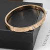 Nieuw merk Classic Designer Bracelet Simple Design Handdecoratie Diamant ingelegde zirkon titanium stalen armband Rose Gold binnenste gladde roestvrije vrouw