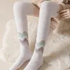 Chaussettes féminines adorables adorables hiver en peluche corallite velours à chaîne coréenne à rayures de style coréen bases filles hautes filles