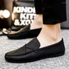 Chaussures décontractées Men de changers Mocasins faits à la main 2024 confortables pour conduire en cuir britannique Designer masculin baskets
