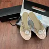 Pantofole da donna estate sandali piatti moda oro oro lucido di lussuoso strass di strass clip di punta all'aperto bransivi browfie ladies beach shoes h240416