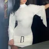 Robes décontractées omsj festies fêtard metal boucle plissée mini robe volant manche noire blanche mince col roulé à la taille haute club vestidos 2024