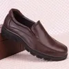 Ходьба для обуви мужчин, лоффирует черную подлинную кожаную обувную платформу дизайнер коровьей дизайнер сепату