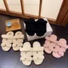 Pantofole Slifori di peluche di agnello per donne 2024 Nuove pannelli a forma di H per Autumn e inverno interni ed usura esterna con mezze pannelli di velluto T240416