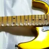 Câbles neufs !!!Golden Color St Electric Guitar Corps solide Corps Sacloped Mapleboard Pickguard blanc Big Head