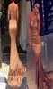 Elegante neue Roségold -Off -Schulter -langen Abschlussballkleider sexy Meerjungfrau Side Split Abendkleider tragen billige formelle bodenlange Party 3512114