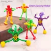 Robot da danza dei giocattoli Wind-up Colorful Wind Mmoll Dance Twisted Waist Slip Little Man Swinging Toy Birthday Gift Y240416